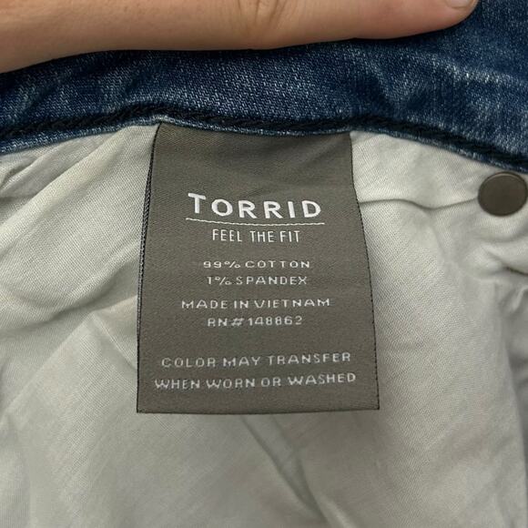 Torrid 5 Inch Vintage Stretch Mid-Rise Short NWT Womens Sz 22 Light Wash Classic - Picture 5 of 6